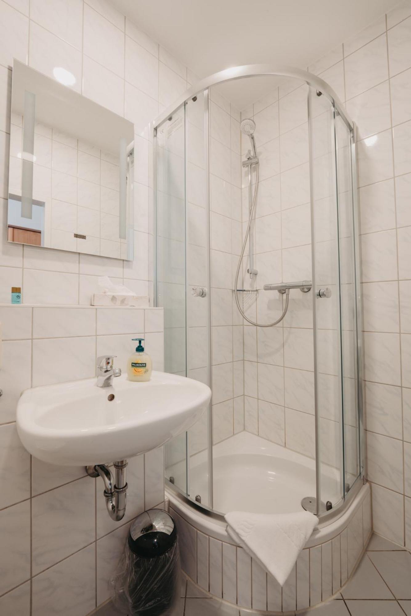 Hotel-Gasthof Zur Krone Waldaschaff 外观 照片